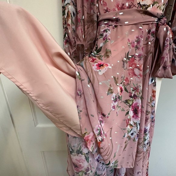 Eliza J
Floral Print Chiffon V-Neck, 3/4 Blouson Sheer Sleeve, High-Low Hem - Picture 5 of 8